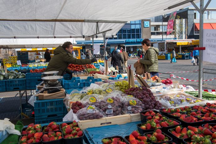 De zaterdagmarkt op de Woenselsemarkt mag weer doorgaan in afgeslankte vorm zonder 'non-food kramen’ en extra maatregelen tegen drukte.