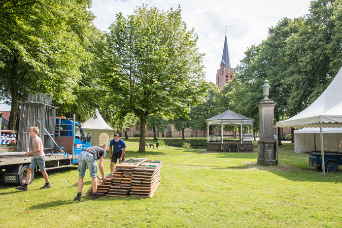 De opbouw van Muziekfestival Nisse in 2017.