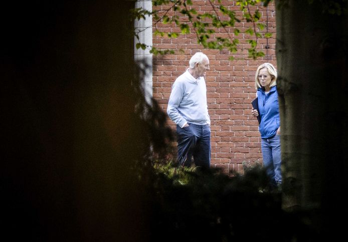 Johan Remkes (VVD) en Sigrid Kaag (D66) in de tuin van landgoed De Zwaluwenberg tijdens de voortgang van de formatiegesprekken. De onderhandelaars praten twee dagen op het landgoed over de vorming van een nieuwe regering.