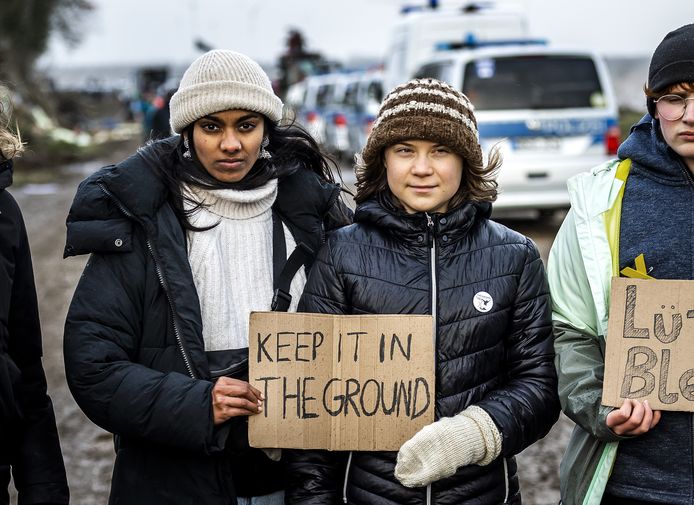 De Zweedse klimaatactiviste Greta Thunberg (R) bezoekt het het Duitse bruinkooldorp Lutzerath, vlak over de grens bij Roermond. Eerder sprak zij al haar steun uit voor de actiegroep Lutzi Bleibt, die vindt dat bruinkoolwinning bijdraagt aan opwarming van de aarde