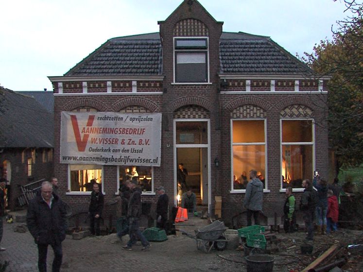 40 man zet scheef huis met de hand weer rechtop