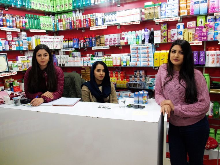Roza Abbas (rechts) met haar collega's. Abbas werkt om haar studie te kunnen betalen. Beeld Judit Neurink