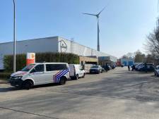 Opnieuw grootschalige inval in drie depots van PostNL: politie zoekt naar zwartwerkers die zich verstoppen