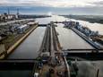 Dronefoto van werkzaamheden aan Zeesluis IJmuiden.