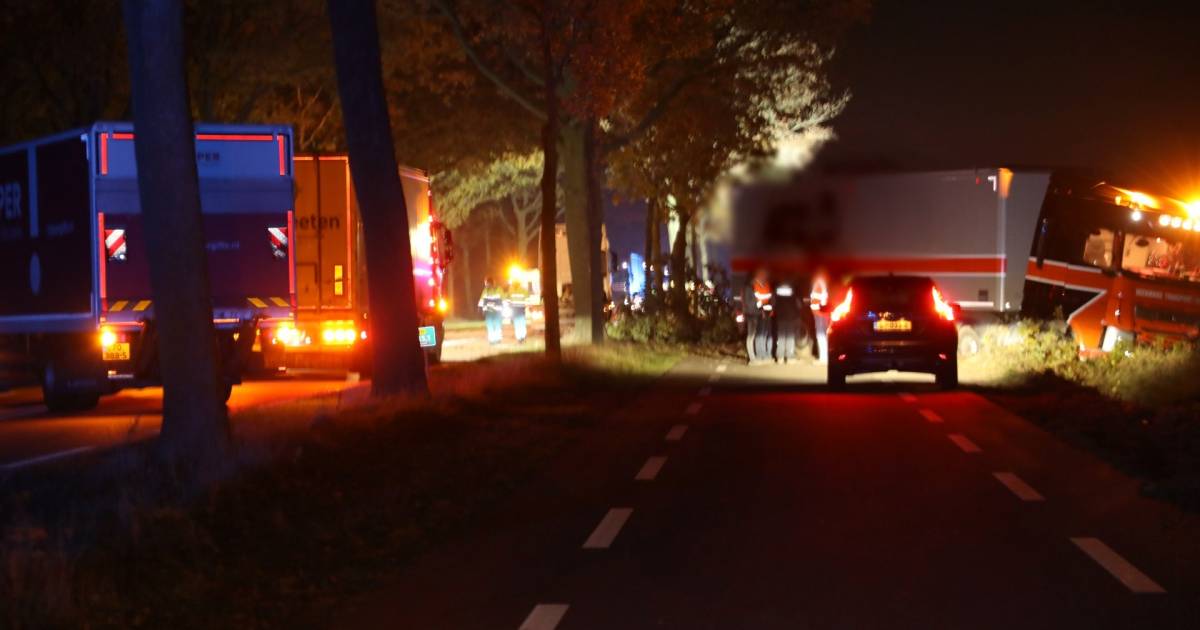 Automobilist overlijdt bij frontale botsing met vrachtwagen in Odiliapeel.