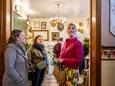 Sarah (rechts) verwelkomt de eerste nieuwsgierigen op de nieuwe locatie voor Bar Blomster.