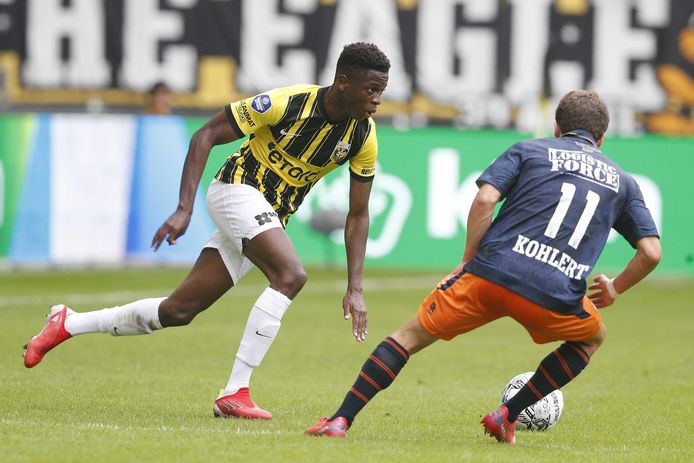 Romaric Yapi in duel met Mats Kohlert van Willem II.