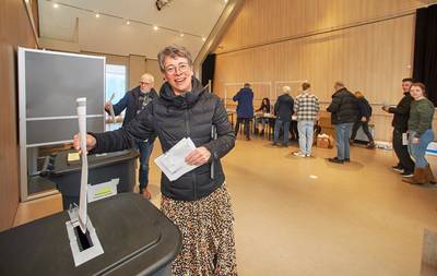 Trrr, en weer trilt het mobieltje van de dolblije BBB-lijsttrekker Nooijen: ‘Het lijkt wel of heel N