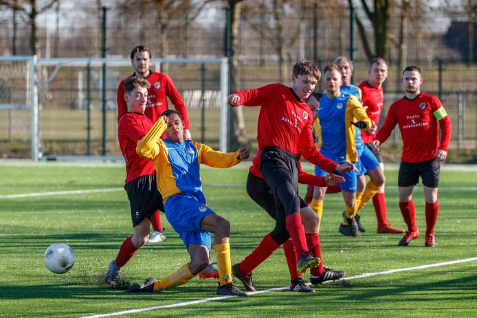 Internos-speler Devin Tholel (midden, blauw-geel) weet hier de bal niet langs de verdediging 
 van Alliance te krijgen richting doel.