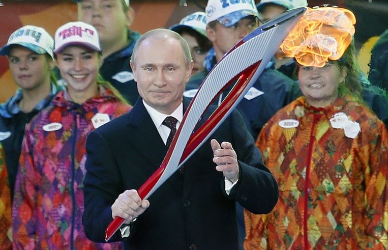 De Russische president Vladimir Poetin poseerde gisteren met de Olympische vlam op het Rode Plein in Moskou. Beeld EPA