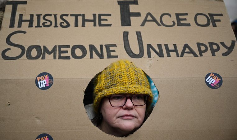 Een leraar neemt in Manchester deel aan een van de protesten die georganiseerd zijn door de Britse vakbonden. Een half miljoen werknemers staakten voor hogere lonen en tegen inperking van het recht om te staken.   Beeld AFP