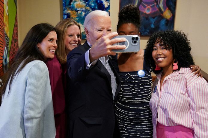 De Amerikaanse president Joe Biden poseert voor een selfie met aanhangers in een restaurant in Charleston, South Carolina.