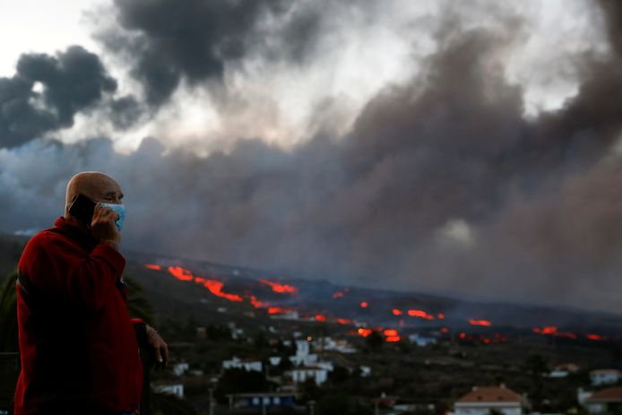 De geëvacueerde Zoilo Lorenzo houdt met argusogen de route van de lavastroom in Tajuya op La Palma in de gaten, hopend dat zijn huis gespaard zal blijven. Beeld van vandaag.