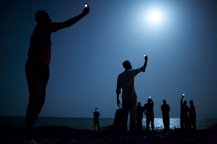 Afrikaanse immigranten proberen in Djibouti een internetsignaal op te vangen vanuit Somalië. De Dienst Vreemdelingenzaken (DVZ) wil een interactieve onlinecampagne starten om tegengewicht te bieden aan de vele onjuiste verhalen die mensensmokkelaars verspreiden onder (potentiële) migranten.