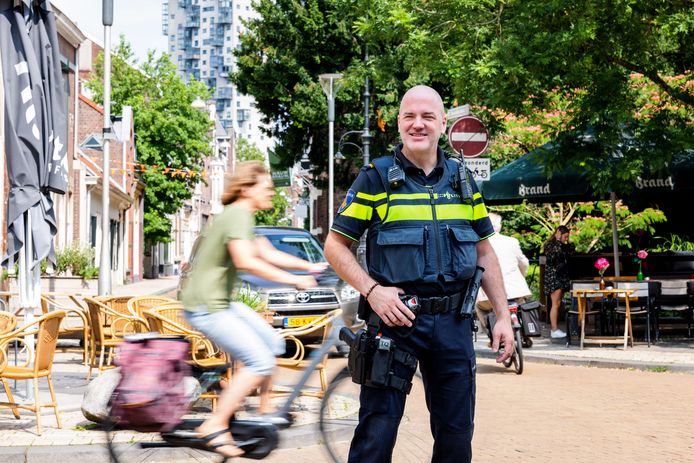 Wijkagent John Schouten van politie-team Tilburg Centrum werkte 18 jaar als persfotograaf.