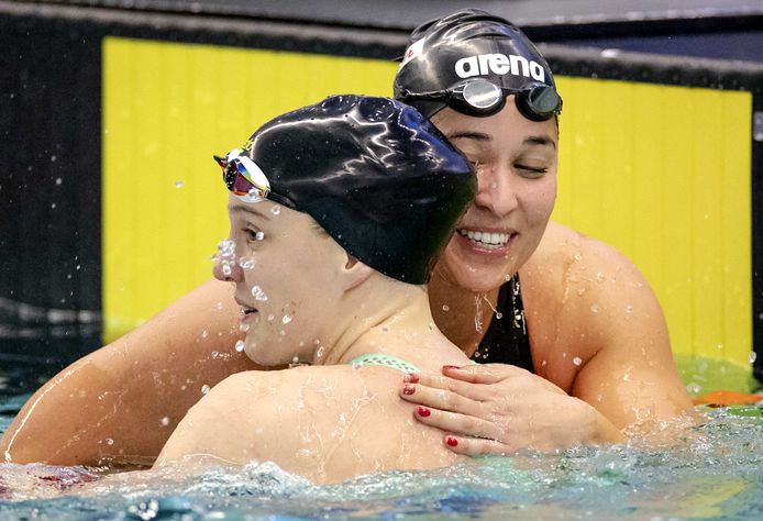 Ranomi Kromowidjojo (r) en Valerie van Roon tijdens de 50 meter vrije slag finales tijdens de Rotterdam Qualification Meet waar gestreden wordt om een ticket voor de Olympische Spelen van Tokio.