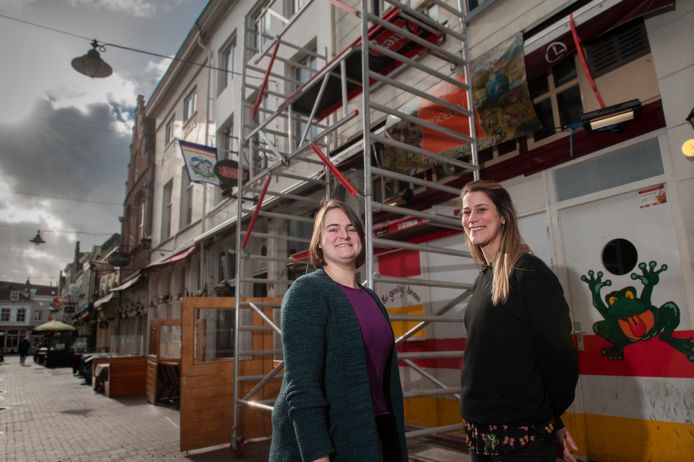 Karlijn van Oss (links) en Jessie Helsen voor de ingang van restaurant NOEMME in de Korte Putstraat.