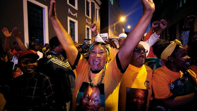 Een blije ANC-aanhanger op straat in Kaapstad. Beeld reuters