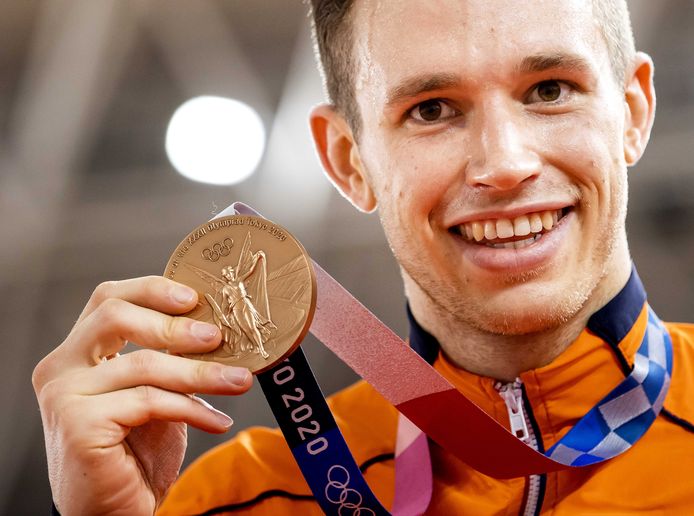 Harrie Lavreysen met de bronzen medaille tijdens de huldiging van de finale keirin bij het baanwielrennen in het Izu Velodrome tijdens de Olympische Spelen van Tokio.
