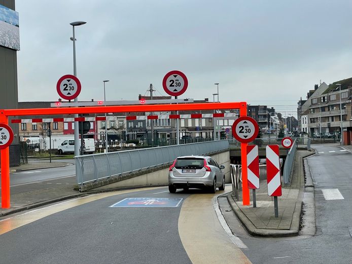 Een oranje fluo balk boven de weg én knipperende LED-lichten moeten de zichtbaarheid van de hoogtebeperking aan de spoorwegtunnel nog verbeteren.