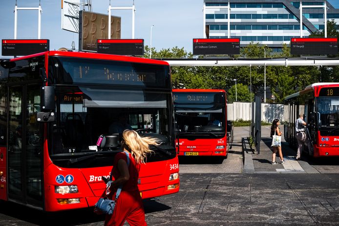 Reizigers en forenzen op het busstation van Eindhoven Centraal, eerder dit jaar. In het midden een van de bussen met een Euro 5-motor.