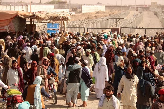 Afghaanse burgers zijn gestrand bij de grens met Pakistan, die door de Taliban is gesloten.