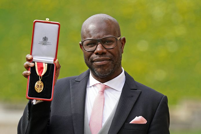 Filmregisseur en kunstenaar Steve McQueen werd geridderd op Windsor Castle.
