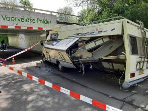 Trip met camper eindigt onder tunnel in Utrecht, voertuig volledig verwoest