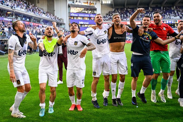 Dolle vreugde bij Union, nadat in Anderlecht de tweede plaats én een ticket voor de voorronde van de Champions League werd veiliggesteld.