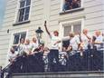 Zondag 4 juni 2000. RBC wordt gehuldigd op de Markt in Roosendaal nadat de club een dag eerder voor het eerst in het bestaan naar de Eredivisie is gepromoveerd.
