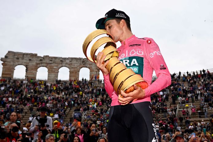 Jai Hindley in de roze trui met de Trofeo Senza Fine als eindwinnaar van de Giro d'Italia.