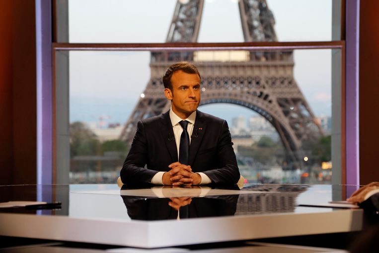 De Franse president Macron liet zich zondag interviewen door de Franse tv en zei onder meer dat hij de Amerikaanse president Trump ervan overtuigde dat Amerikaanse aanwezigheid in Syrië nodig is. Beeld REUTERS