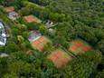 Het tennispark van Wolfsbosch, middenin het groen en aan de rand van villawijk De Koepel.