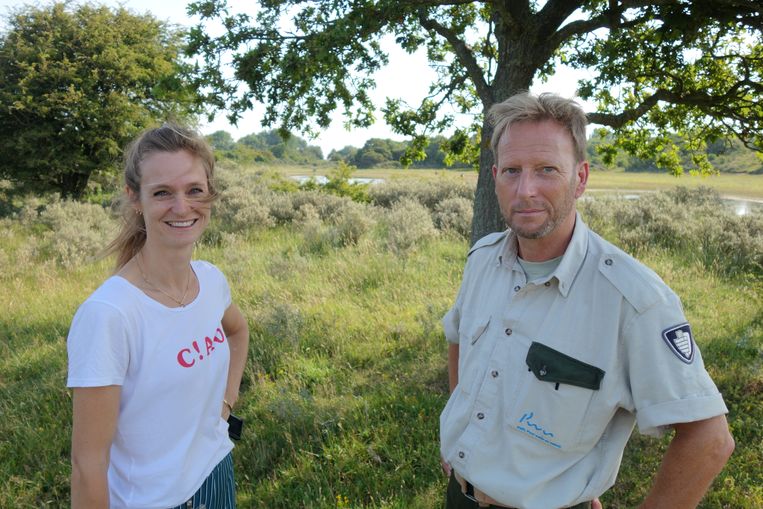 Ecologe Myrthe Fonck en boswachter Dirk Glorie van het Provinciaal Waterleidingbedrijf Noord-Holland. Beeld Joop Bouma