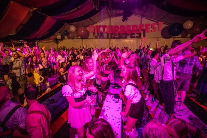 Tijdens het Oktubberfest op het  Raadhuisplein laven 1500 bezoekers zich aan bier en muziek.