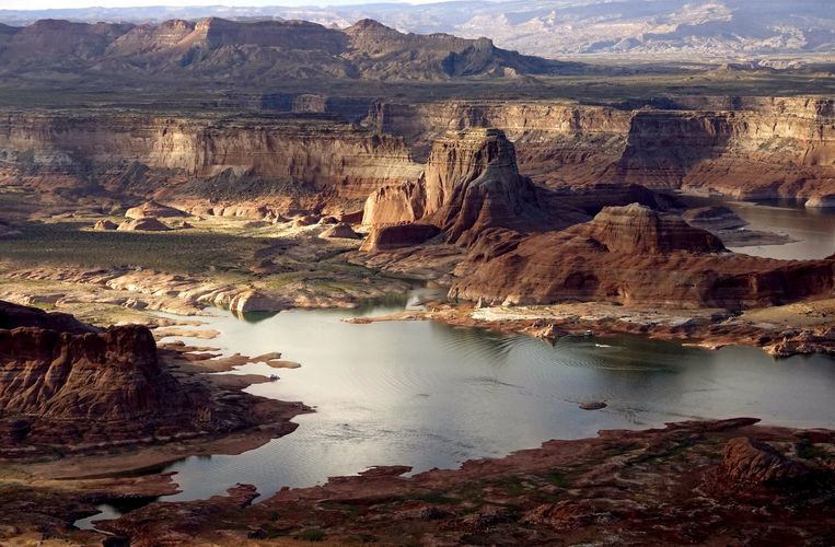 Ook het waterpeil van het hoger gelegen Lake Powell in de staat Arizona daalt al jaren. Beeld REUTERS