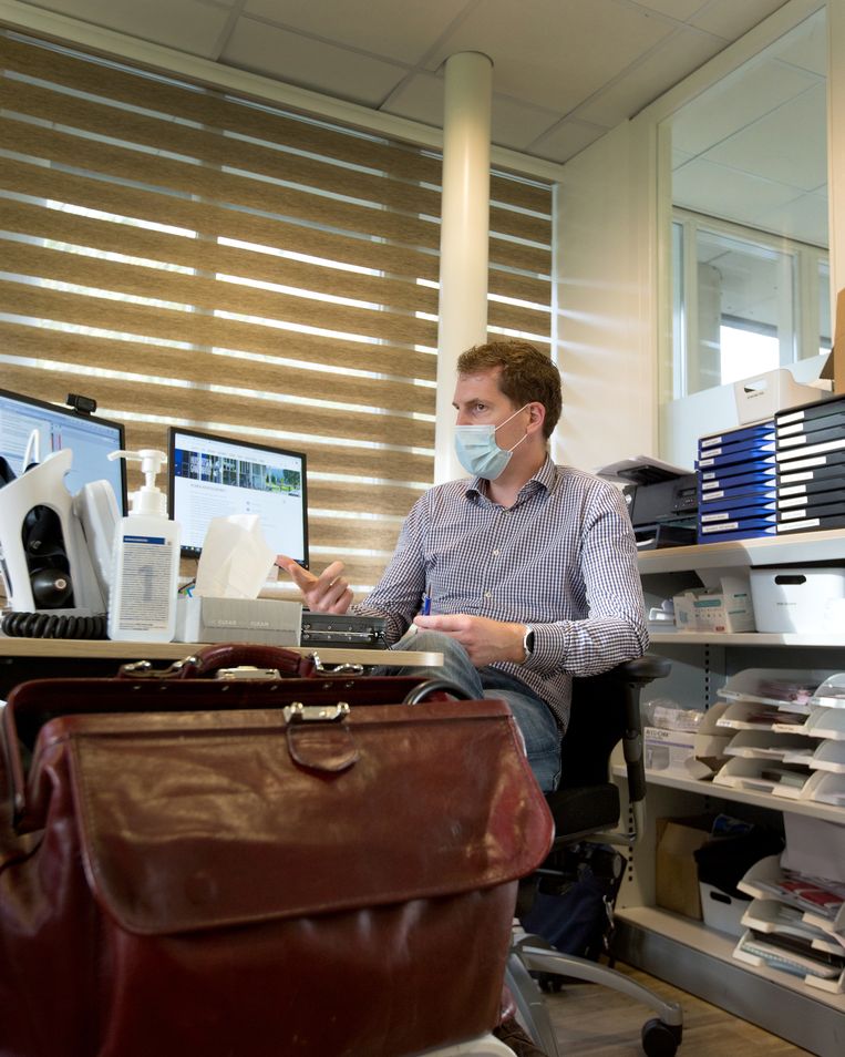 Huisarts Marc van der Plas heeft meerdere mogelijke verklaringen voor de hoge besmettingscijfers in de Amsterdamse Bijlmer. Beeld Maartje Geels