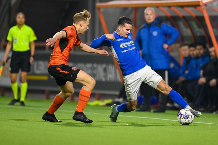 Byron Burgering (rechts) probeert de bal binnen te houden namens GVVV in het duel bij Jong FC Volendam.