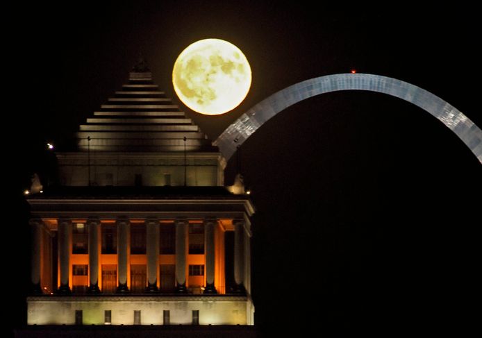 De maan boven St. Louis skyline.