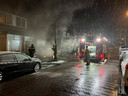De brandweer in het besneeuwde Deventer had de vlammen in de dixi snel onder controle.
