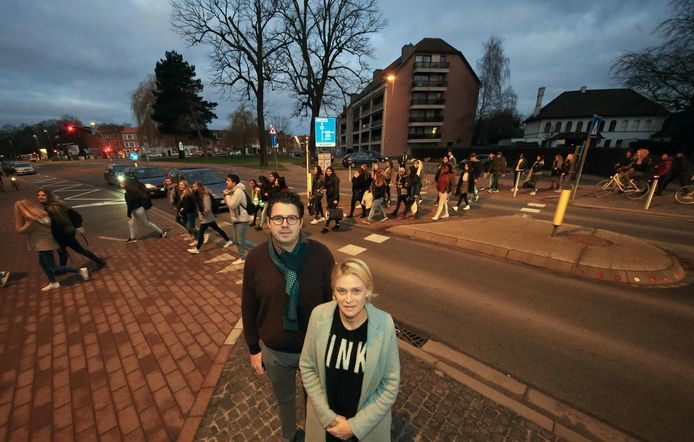 Guldensporencollege Kaai is vernieuwd, maar chaos aan nieuwe ingang op drukke gewestweg Vercruysselaan. Er is zelfs geen zebrapad voorzien voor leerlingen die moeten oversteken.
