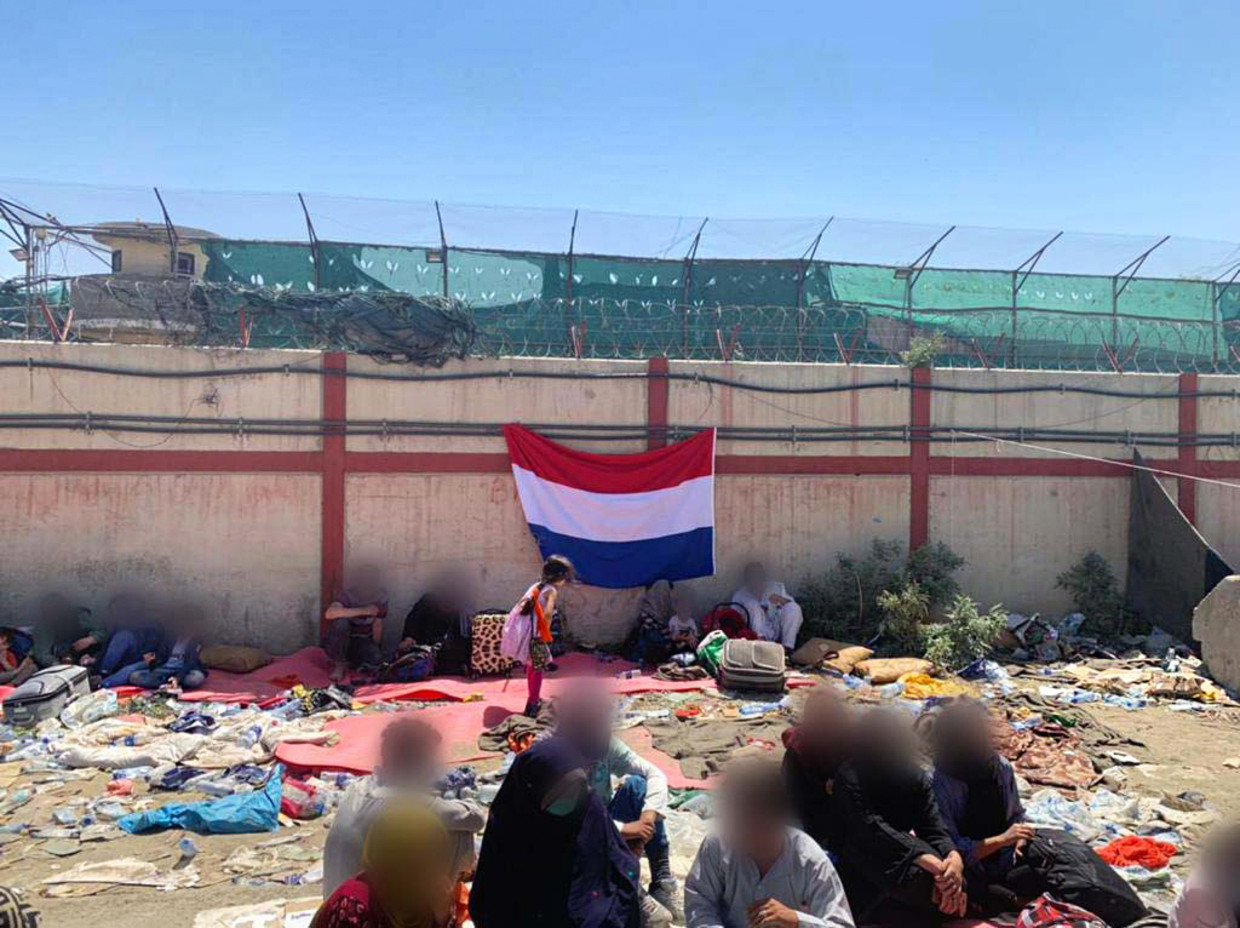 Afghaanse vluchtelingen bij het vliegveld van Kabul. Beeld Privéfoto
