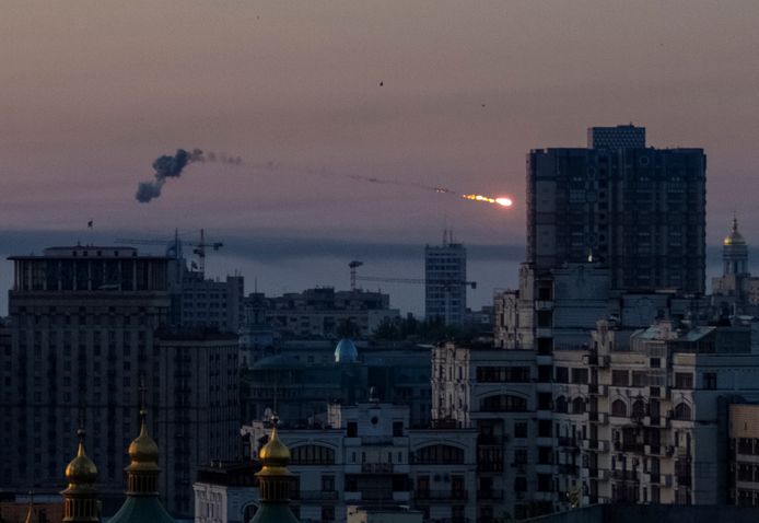 Een Russische raket wordt neergehaald door de Oekraïense luchtafweer boven Kiev.