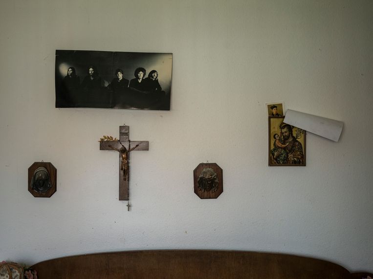 Crucifix en poster van The Eagles boven het bed waarin Gerda overleed in de zomer van 2013. Beeld Stephan Vanfleteren