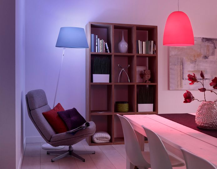 Een kamer verlicht met slimme Philips Hue-lampen.