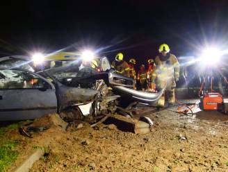 Brandweer bevrijdt vrouw uit auto na botsing in Lith
