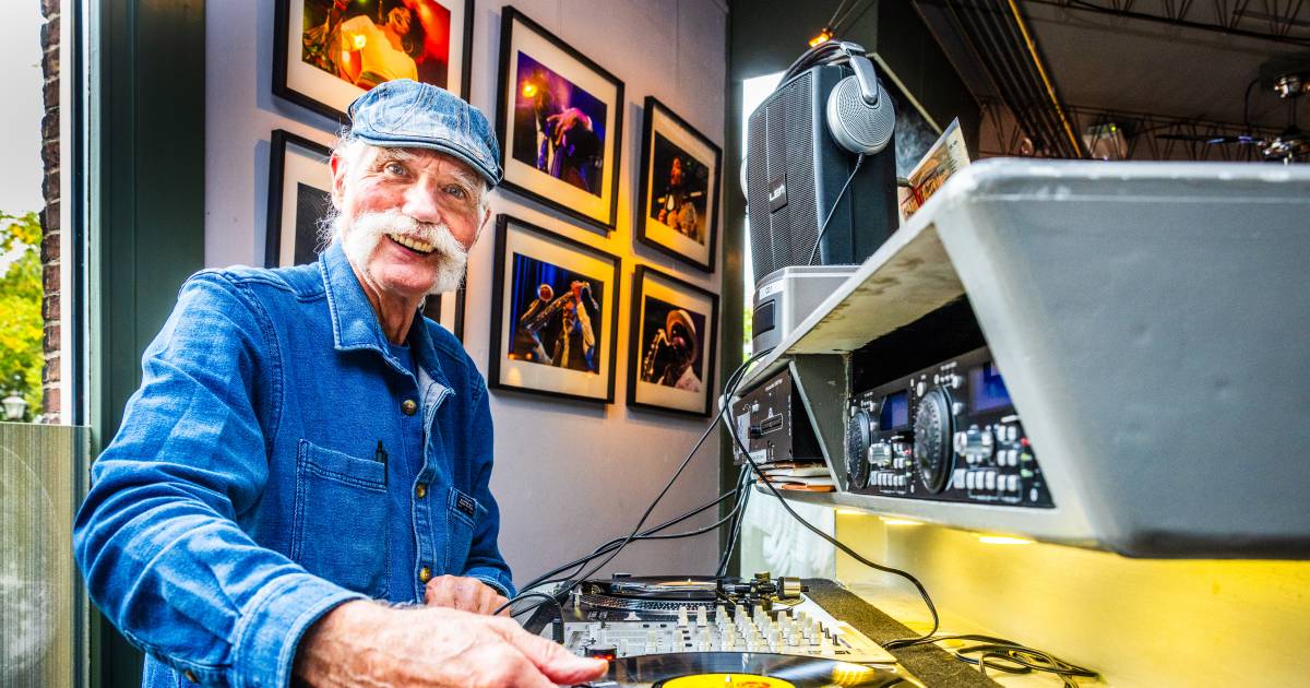 DJ Jazzy Jan (82) draait nog iedere week plaatjes: ‘Maar niet zoals de moderne dj, die op zijn billen zit’ | Binnenland