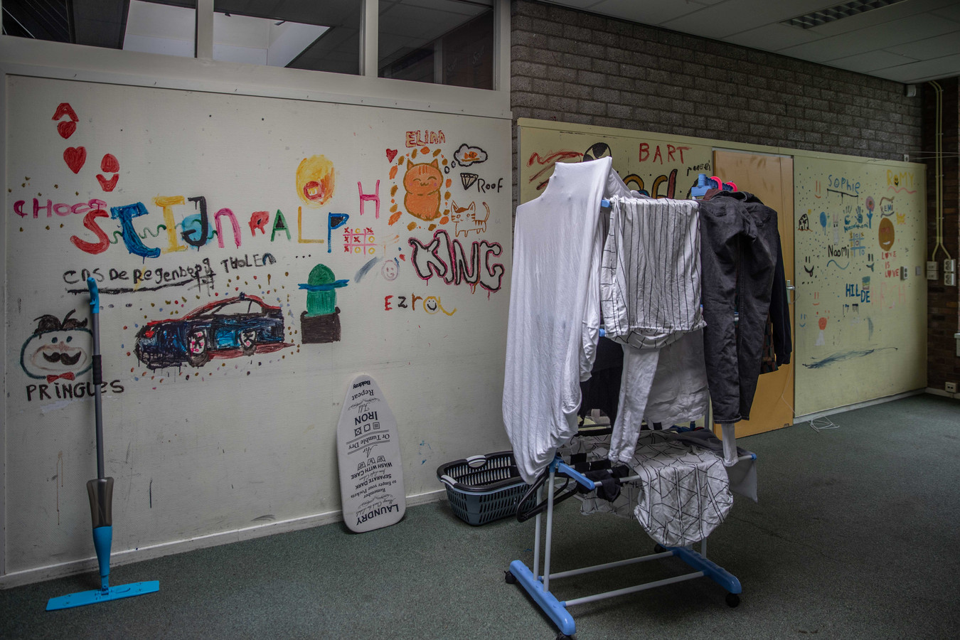De was van de antikrakers hangt te drogen voor muren waarop de leerlingen van De Regenboog mochten tekenen omdat hun school tóch gesloopt zou gaan worden.