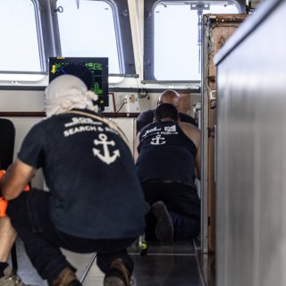 ‘Het was meteen duidelijk: machinegeweren’: door EU gesteunde kustwacht Libië valt reddingsboten aan