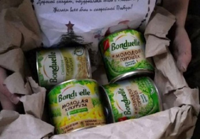 Het onafhankelijke nieuwskanaal ‘Yartsevo LIVE’ deelde enkele foto’s van de zogenaamde voedselpakketten die Bonduelle naar maar liefst 10.000 Russische soldaten zou hebben gestuurd.